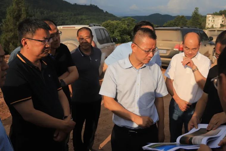 四川省交通運輸廳黨組成員、總工程師王茂奎到鎮(zhèn)廣高速王通段A1合同段調(diào)研