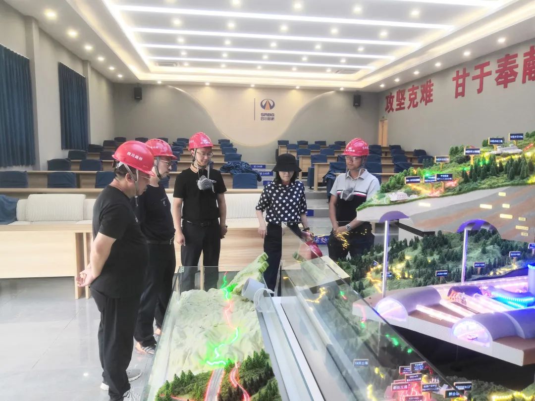 四川路橋副總工程師鄧運祥到寧攀高速ZCB1-6、ZCB1-7/8項目檢查指導(dǎo)工作