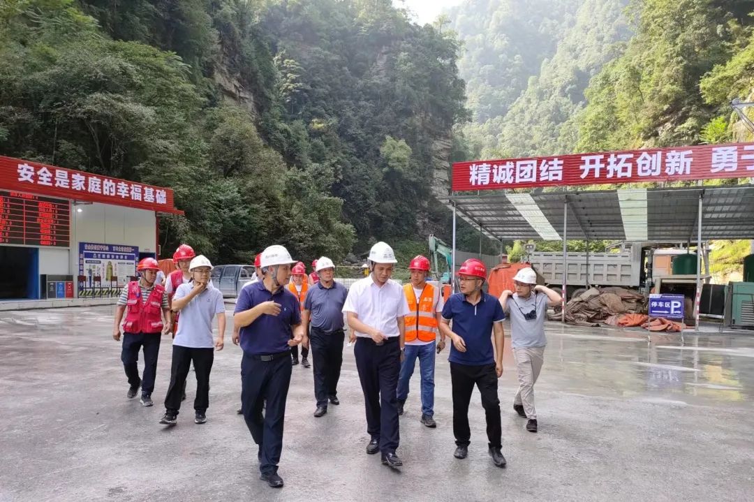 四川路橋黨委委員、紀委書記朱年紅赴宜金高速公路XJ6項目檢查指導工作