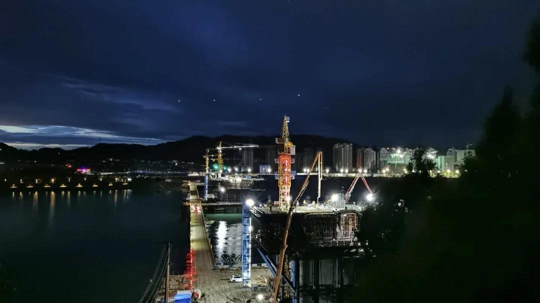 南部嘉陵江三橋主橋1#墩最后一個41米超寬超大角度斜腹板0#塊成功完成澆筑！