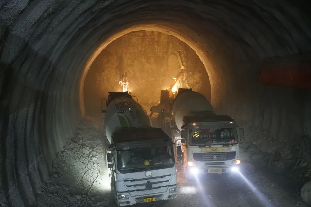 首次！寧攀高速ZCB1-7分部寧會隧道使用濕噴車雙機(jī)作業(yè)