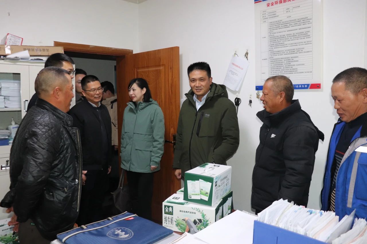 四川路橋黨委委員、董事、工會(huì)主席朱年紅赴川交公司項(xiàng)目一線開展“冬送溫暖”慰問活動(dòng)