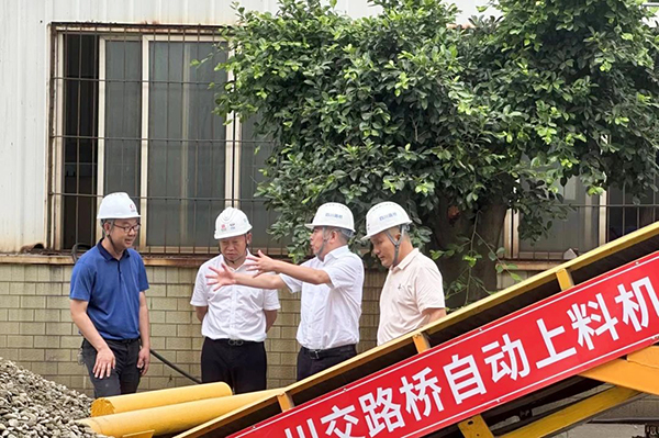 川交公司黨委書記、董事長(zhǎng)杜江林到S11線拌合站自動(dòng)上料系統(tǒng)疲勞實(shí)驗(yàn)現(xiàn)場(chǎng)指導(dǎo)工作