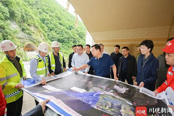 王曉暉施小琳現(xiàn)場指導康定姑咱“8·03”山洪泥石流災害救援處置工作時強調：想一切辦法盡一切努力，千方百計搜救失聯(lián)人員